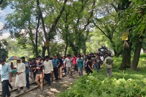 তিন দফা দাবিতে বাকৃবি শিক্ষার্থীদের বিক্ষোভ, ঢাকা-ময়মনসিংহ রেল যোগাযোগ বন্ধ