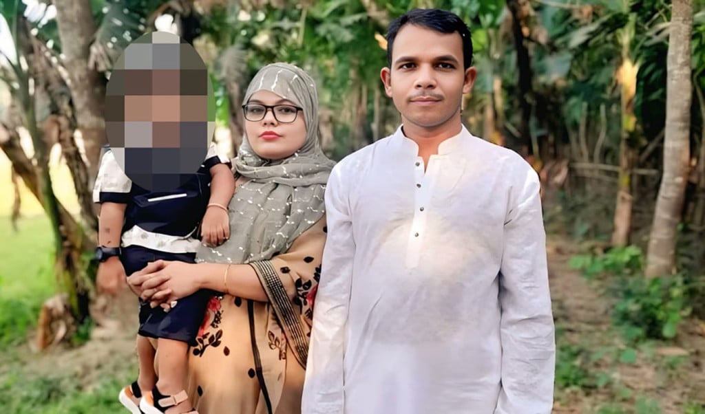 থানায় স্বামীর আত্মসমর্পণ 1754031921 পিরোজপুরে প্রভাষক স্ত্রীকে গলাকেটে হত্যা, থানায় স্বামীর আত্মসমর্পণ