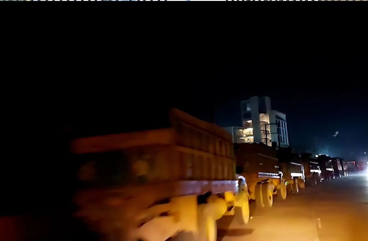 থামছে না লুট: গভীর রাতে শত শত ট্রাকে সরিয়ে ফেলা হচ্ছে ‘সাদা পাথর’