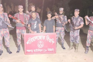 তেঁতুলিয়া সীমান্তে মানবপাচারকালে পাচারচক্রের দুই সদস্য আটক