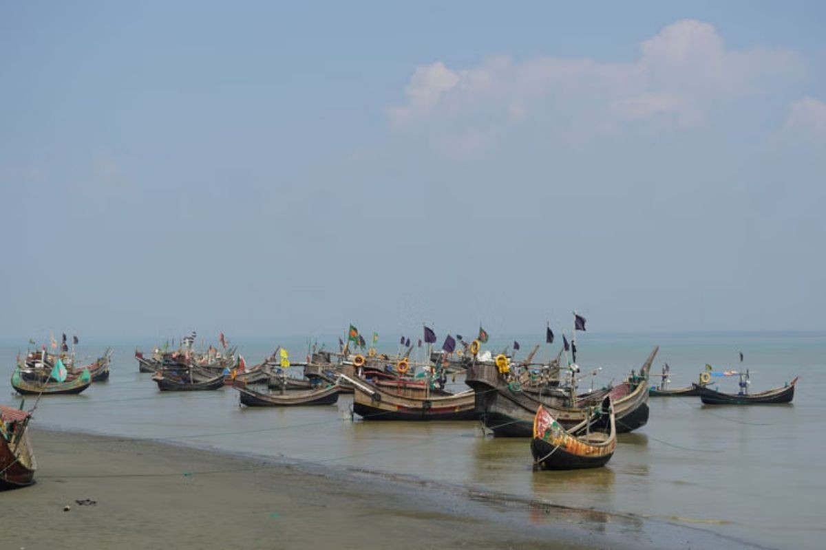 দুটি ট্রলারসহ আরও ১৪ জেলেকে ধরে নিয়ে গেল আরাকান আর্মি