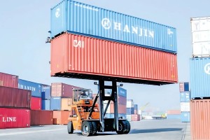 দেড়কোটি টাকার কাপড়সহ চট্টগ্রাম বন্দরে দুই কনটেইনার ‘উধাও’