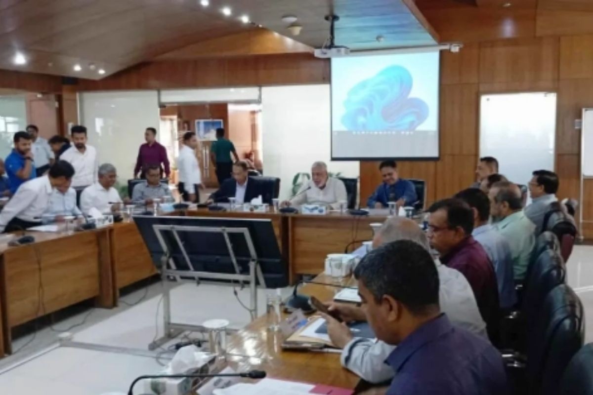 ধর্মঘট নিয়ে পরিবহন মালিক-শ্রমিকদের সঙ্গে বৈঠকে বসেছে সরকার