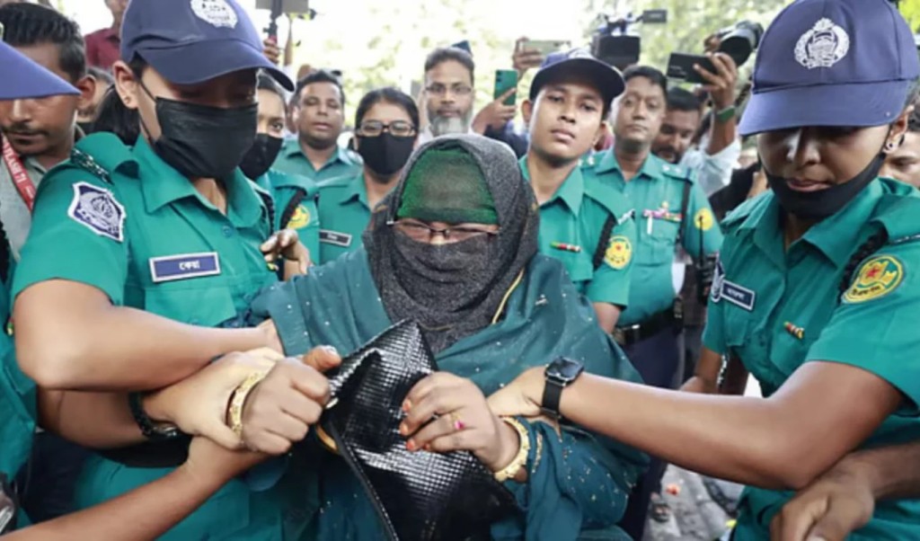 ধানমন্ডি ৩২-এ শ্রদ্ধা জানাতে আসা নারীকে ফিরিয়ে দিল পুলিশ, আরেকজনকে নিল জিজ্ঞাসাবাদে 4 ধানমন্ডি ৩২ এ শ্রদ্ধা জানাতে আসা নারীকে ফিরিয়ে দিল পুলিশ আরেকজনকে নিল জিজ্ঞাসাবাদে 1755262983 ধানমন্ডি ৩২-এ শ্রদ্ধা জানাতে আসা নারীকে ফিরিয়ে দিল পুলিশ, আরেকজনকে নিল জিজ্ঞাসাবাদে