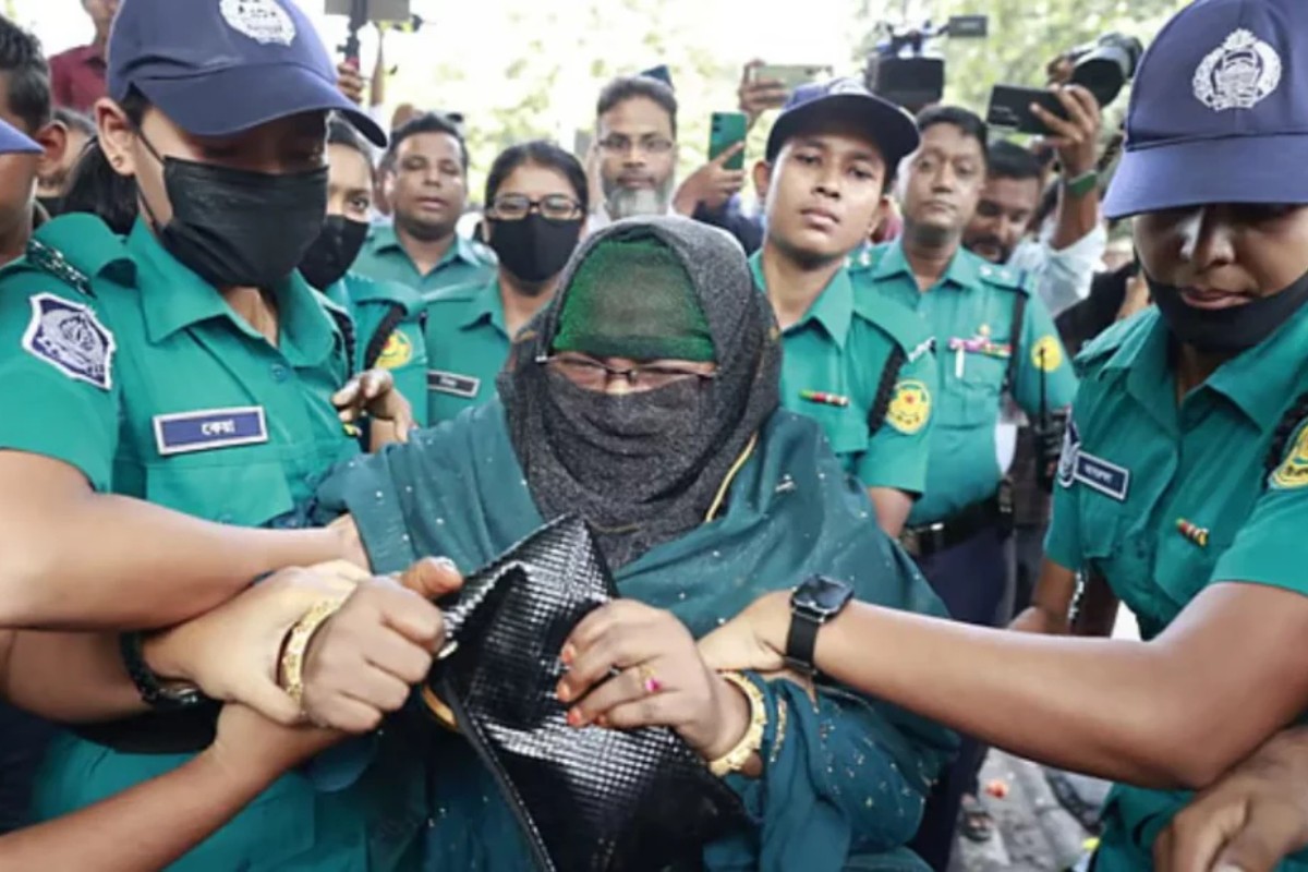 ধানমন্ডি ৩২-এ শ্রদ্ধা জানাতে আসা নারীকে ফিরিয়ে দিল পুলিশ, আরেকজনকে নিল জিজ্ঞাসাবাদে