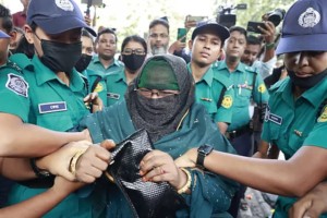 ধানমন্ডি ৩২-এ শ্রদ্ধা জানাতে আসা নারীকে ফিরিয়ে দিল পুলিশ, আরেকজনকে নিল জিজ্ঞাসাবাদে