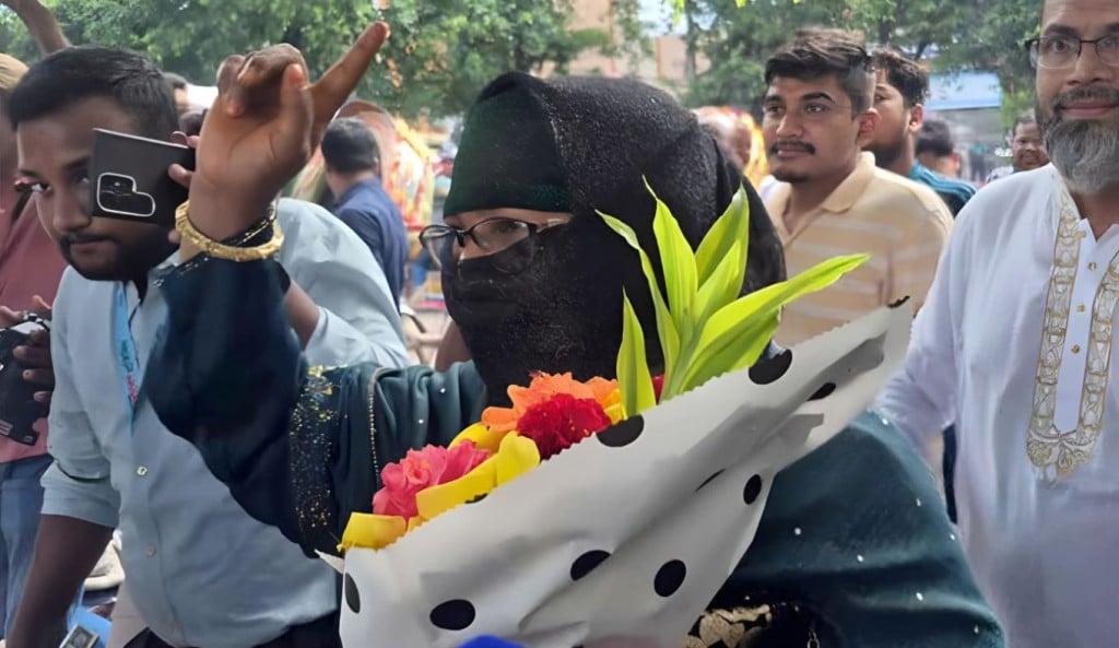 ধানমন্ডি ৩২ নম্বরে শ্রদ্ধা জানাতে গিয়ে হেনস্তার শিকার নারীসহ অনেকে 1755240080 ধানমন্ডি ৩২ নম্বরে শ্রদ্ধা জানাতে গিয়ে হেনস্তার শিকার নারীসহ অনেকে