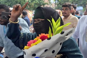 ধানমন্ডি ৩২ নম্বরে শ্রদ্ধা জানাতে গিয়ে হেনস্তার শিকার নারীসহ অনেকে