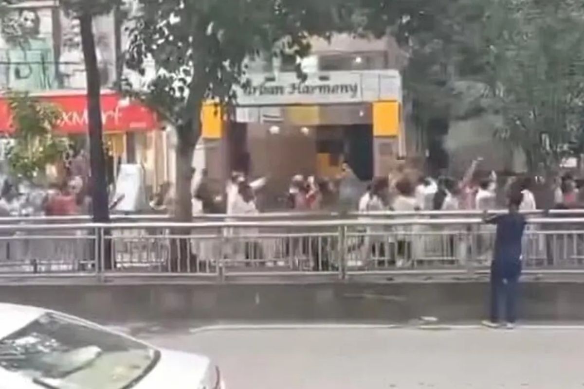 ধানমন্ডিতে আ.লীগের মিছিল, ককটেল বিস্ফোরণ