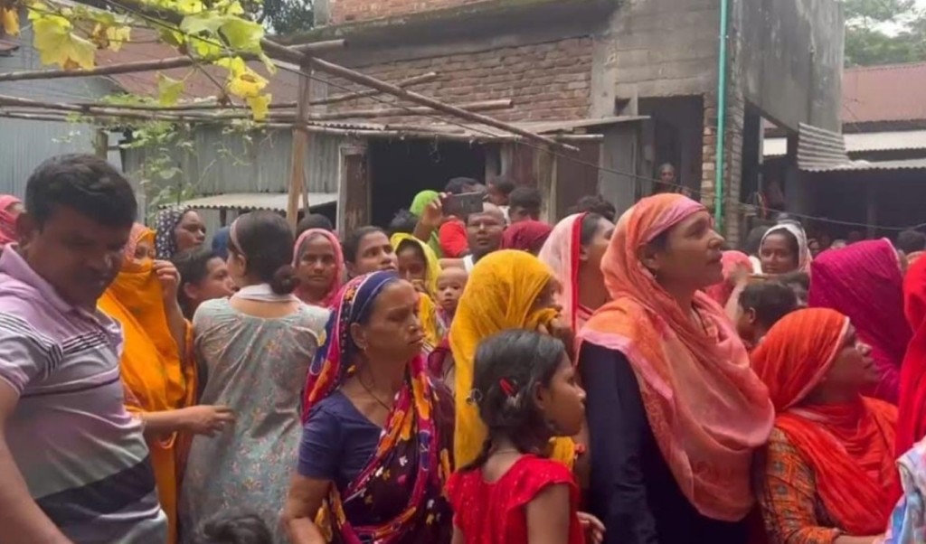 ধামরাইয়ে সাবেক স্ত্রীকে কুপিয়ে হত্যা করে যুবকের আত্মহত্যা 3 ধামরাইয়ে সাবেক স্ত্রীকে কুপিয়ে হত্যা করে যুবকের আত্মহত্যা 1755687691 ধামরাইয়ে সাবেক স্ত্রীকে কুপিয়ে হত্যা করে যুবকের আত্মহত্যা