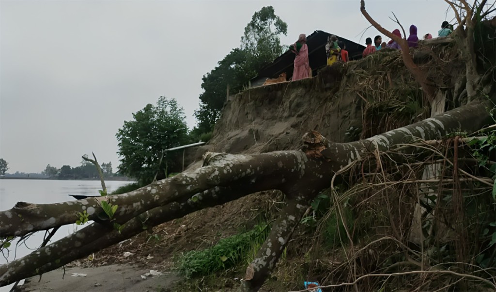 ভয়াবহ নদীভাঙনে ঘরছাড়া শত পরিবার, আতঙ্কে সাধুরপাড়াবাসী 3 নদীবাঙন 1754362224 ভয়াবহ নদীভাঙনে ঘরছাড়া শত পরিবার, আতঙ্কে সাধুরপাড়াবাসী