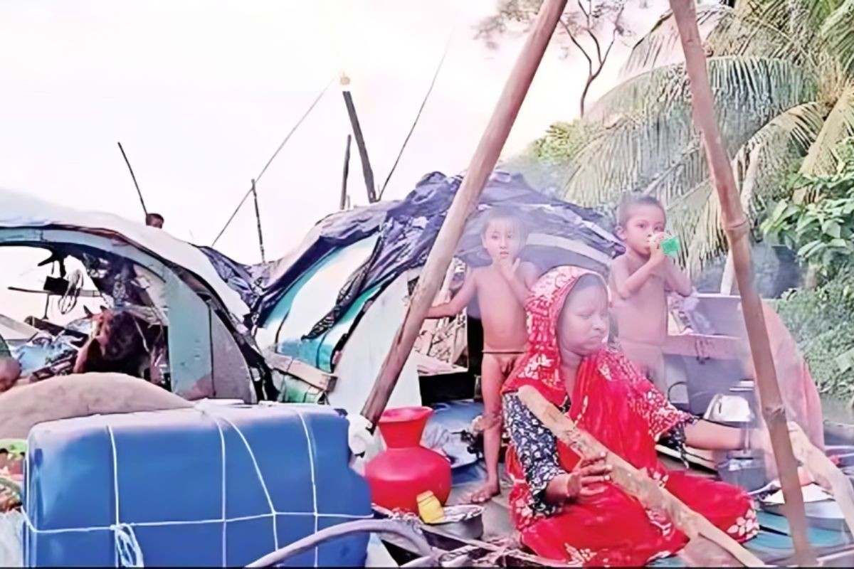 নদীতে ভাসমান জীবন