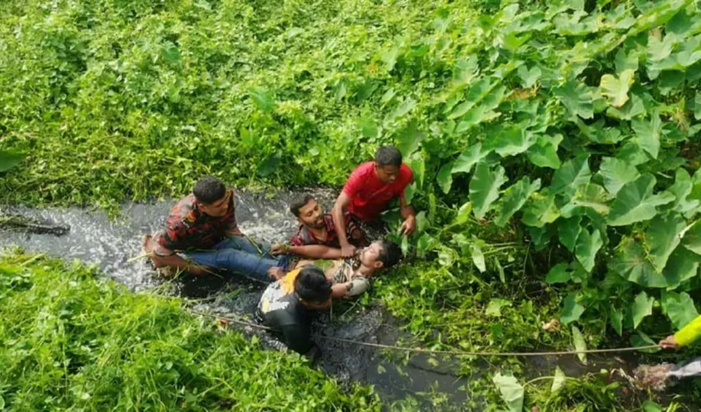 নরসুন্দা নদীতে দুই ভাইয়ের জীবন বাঁচাল ফায়ার সার্ভিস 1756371527 নদীর কচুরিপানায় আটকা দুই ভাইয়ের প্রাণ বাঁচালো ফায়ার সার্ভিস