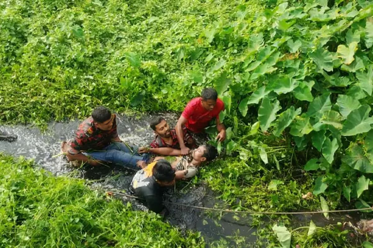 নদীর কচুরিপানায় আটকা দুই ভাইয়ের প্রাণ বাঁচালো ফায়ার সার্ভিস