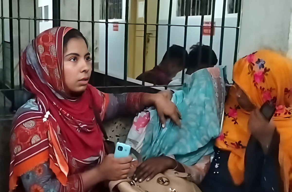 নাটোরে সড়ক দুর্ঘটনায় ভ্যানচালকসহ নিহত ২