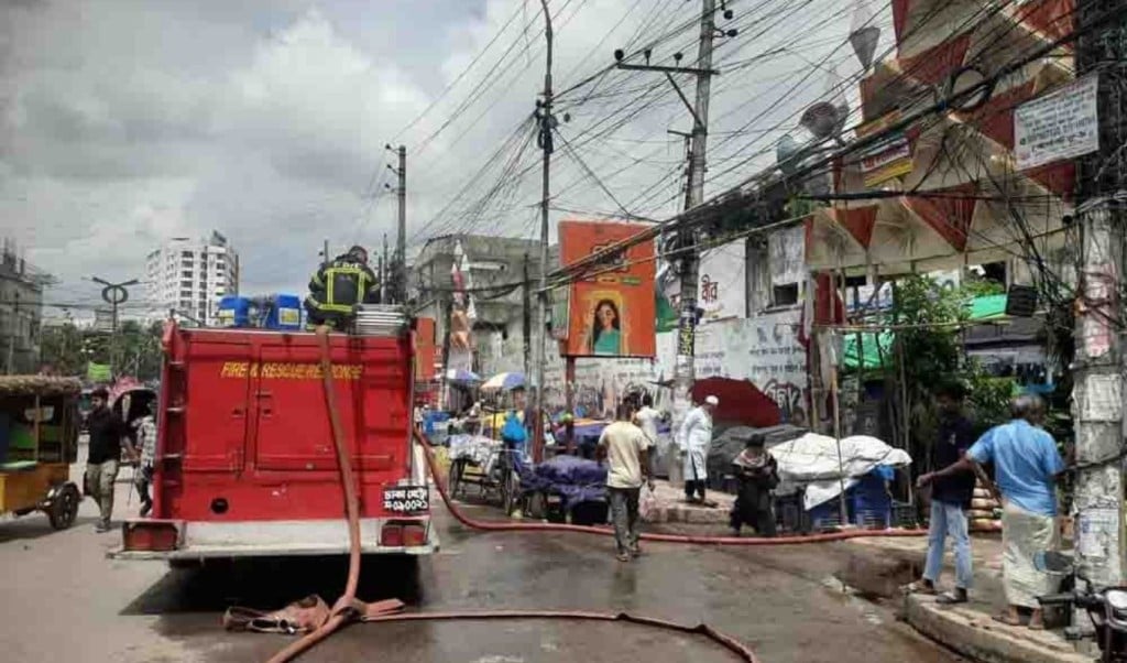 নারায়ণগঞ্জে শহীদ জিয়া হলে অগ্নিকাণ্ড 1755580814 নারায়ণগঞ্জে শহীদ জিয়া হলে আগুন, নিয়ন্ত্রণে কাজ করছে দুই ইউনিট