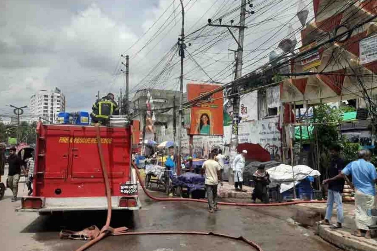 নারায়ণগঞ্জে শহীদ জিয়া হলে আগুন, নিয়ন্ত্রণে কাজ করছে দুই ইউনিট