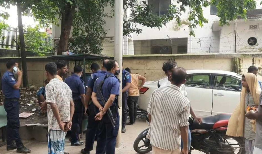 ফুটপাতে দখল নিয়ে হকারের ঘুষিতে আরেক হকার নিহত 3 নারায়ণগঞ্জে হকারের ঘুষিতে আরেক হকার নিহত 1754560150 ফুটপাতে দখল নিয়ে হকারের ঘুষিতে আরেক হকার নিহত