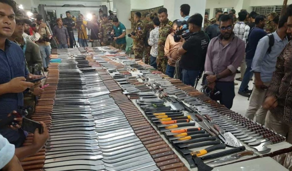 নিউ মার্কেটে অস্ত্র উদ্ধার: গ্রেপ্তার ৯ জনের তিন দিনের রিমান্ড 3 নিউ মার্কেটে অস্ত্র উদ্ধার গ্রেপ্তার ৯ জনের তিন দিনের রিমান্ড 1754830874 নিউ মার্কেটে অস্ত্র উদ্ধার: গ্রেপ্তার ৯ জনের তিন দিনের রিমান্ড