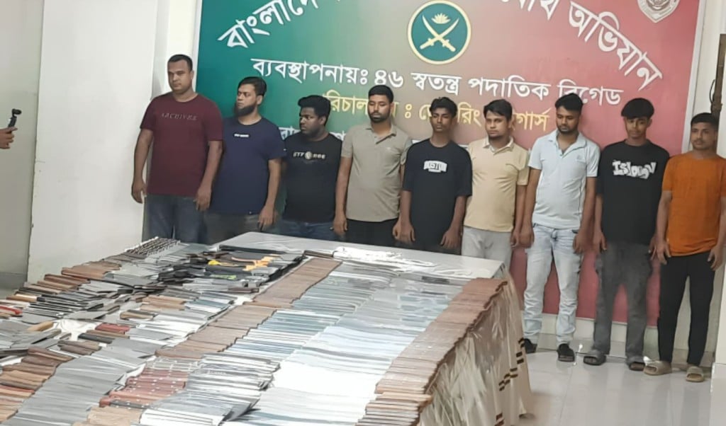 নিউমার্কেটে গোপন অভিযানে ১১০০ দেশীয় অস্ত্র উদ্ধার 1754804677 ‘চাপাতি-সামুরাই’ সারাদেশে ফ্রি হোম ডেলিভারি দিতেন ব্যবসায়ীরা
