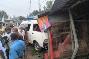 নিয়ন্ত্রণ হারিয়ে দোকানে ঢুকে পড়লো অ্যাম্বুলেন্স, যুবক নিহত