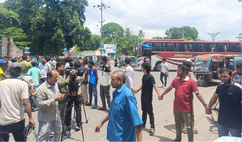 নুরের ওপর হামলার প্রতিবাদে রাবি শিক্ষার্থীদের মহাসড়ক অবরোধ 4 নুরের ওপর হামলার প্রতিবাদে রাবি শিক্ষার্থীদের মহাসড়ক অবরোধ 1756553867 নুরের ওপর হামলার প্রতিবাদে রাবি শিক্ষার্থীদের মহাসড়ক অবরোধ