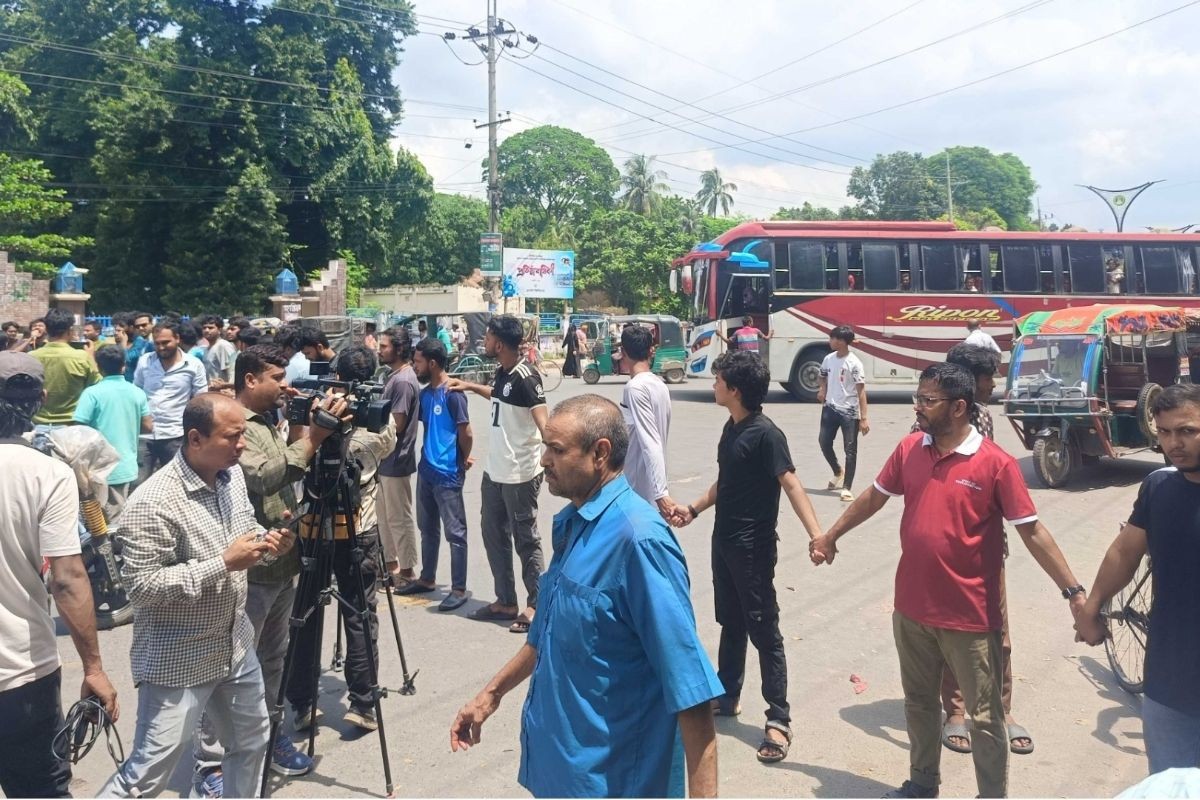 নুরের ওপর হামলার প্রতিবাদে রাবি শিক্ষার্থীদের মহাসড়ক অবরোধ