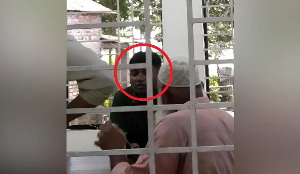 নেত্রকোনায় ভূমি অফিসের দায়িত্বে ঝাড়ুদার 1756282682 নেত্রকোনায় ভূমি অফিসের দায়িত্বে ঝাড়ুদার