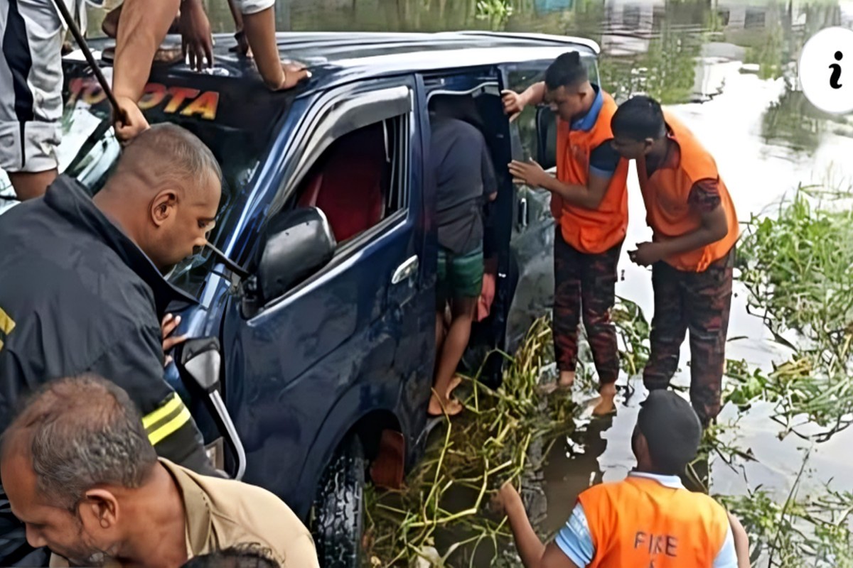 নোয়াখালীতে মাইক্রোবাস নিয়ন্ত্রণ হারিয়ে খালে, নিহত ৬