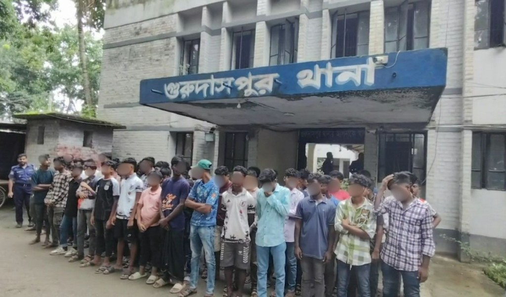নৌকায় ডিজে পার্টির প্রস্তুতি, সেনা অভিযানে আটক ৫৭ কিশোর 3 নৌকায় ডিজে পার্টির প্রস্তুতি সেনা অভিযানে আটক ৫৭ কিশোর 1754061311 নৌকায় ডিজে পার্টির প্রস্তুতি, সেনা অভিযানে আটক ৫৭ কিশোর
