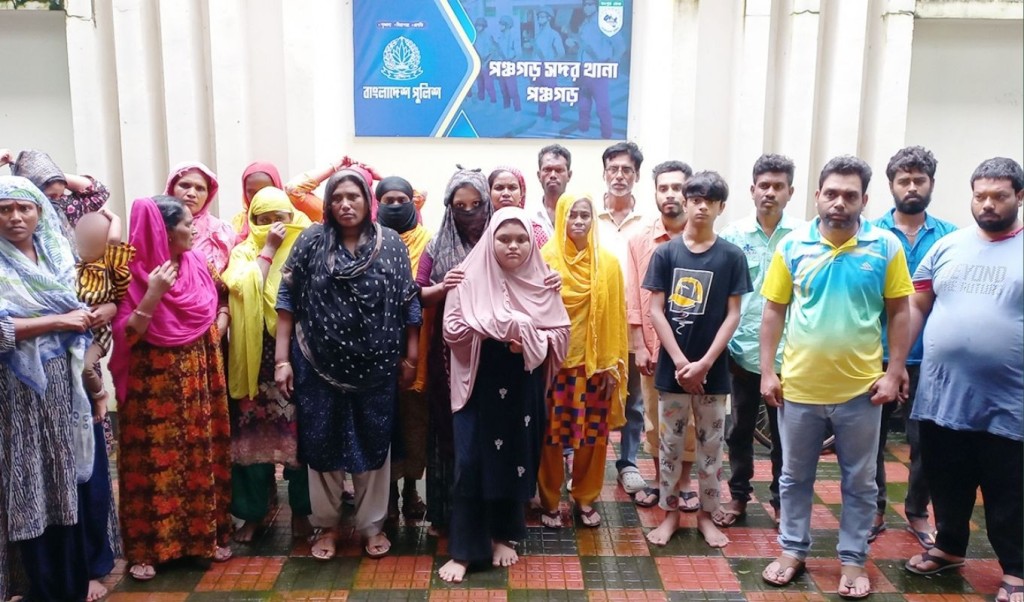 পঞ্চগড়ে নারী-পুরুষ-শিশুসহ ২৩ জনকে পুশ ইন করল বিএসএফ 3 পঞ্চগড়ে নারী পুরুষ শিশুসহ ২৩ বাংলাদেশিকে পুশ ইন করল বিএসএফ 1755084477 পঞ্চগড়ে নারী-পুরুষ-শিশুসহ ২৩ জনকে পুশ ইন করল বিএসএফ