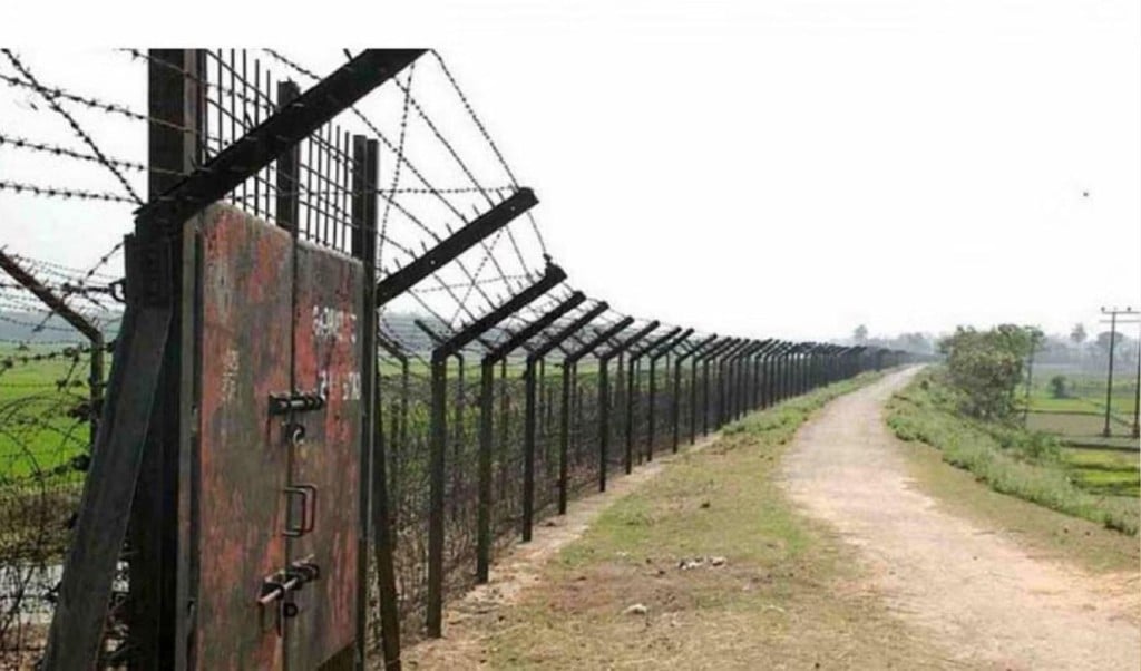 পতাকা বৈঠকের পর ১৪ বাংলাদেশিকে ফেরত দিলো বিএসএফ 1754993873 পতাকা বৈঠকের পর ১৪ বাংলাদেশিকে ফেরত দিলো বিএসএফ