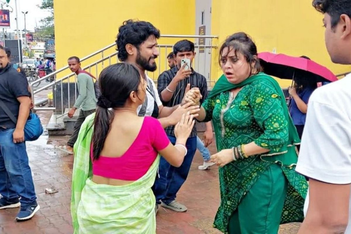 ’পাওনা টাকা’ আদায়ে পথে নামলেন অভিনেত্রী