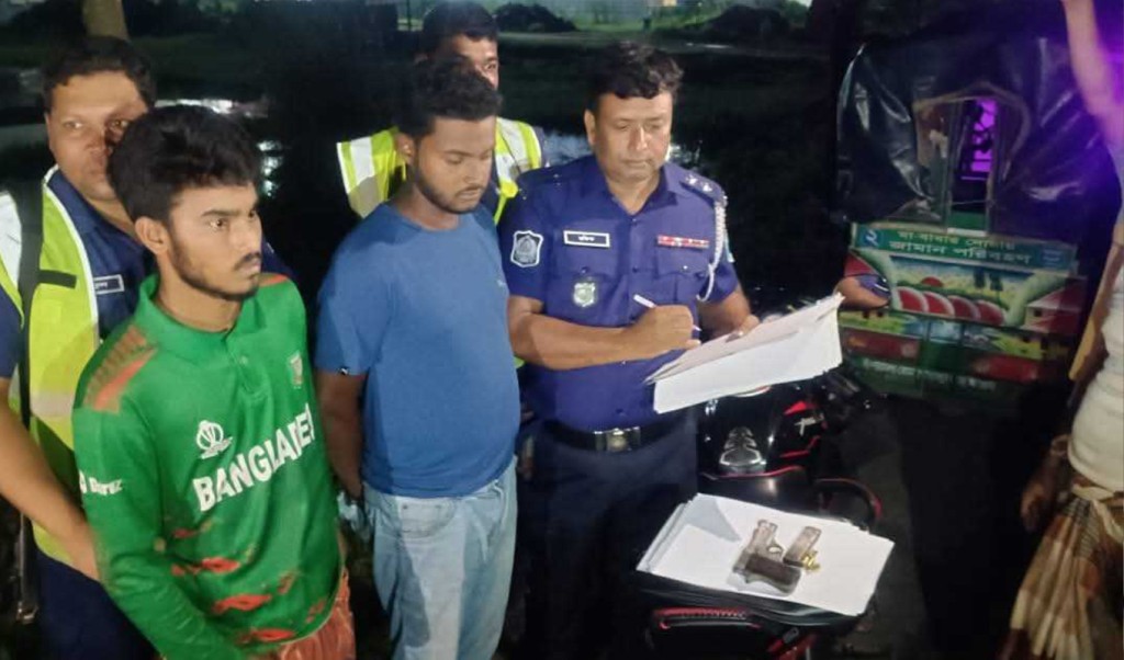 পাবনায় বিদেশি পিস্তল-গুলিসহ গ্রেপ্তার ২ যুবক 2 পাবনায় বিদেশি পিস্তল গুলিসহ গ্রেপ্তার ২ যুবক 1755267499 পাবনায় বিদেশি পিস্তল-গুলিসহ গ্রেপ্তার ২ যুবক