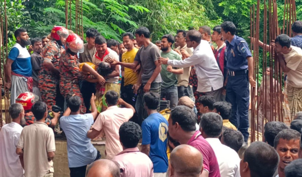 পাবনায় সেপটিক ট্যাংকে আটকা পড়ে দুই শ্রমিকের মৃত্যু 5 পাবনায় সেপটিক ট্যাংকে আটকা পড়ে দুই শ্রমিকের মৃত্যু 1755164697 পাবনায় সেপটিক ট্যাংকে আটকা পড়ে দুই শ্রমিকের মৃত্যু