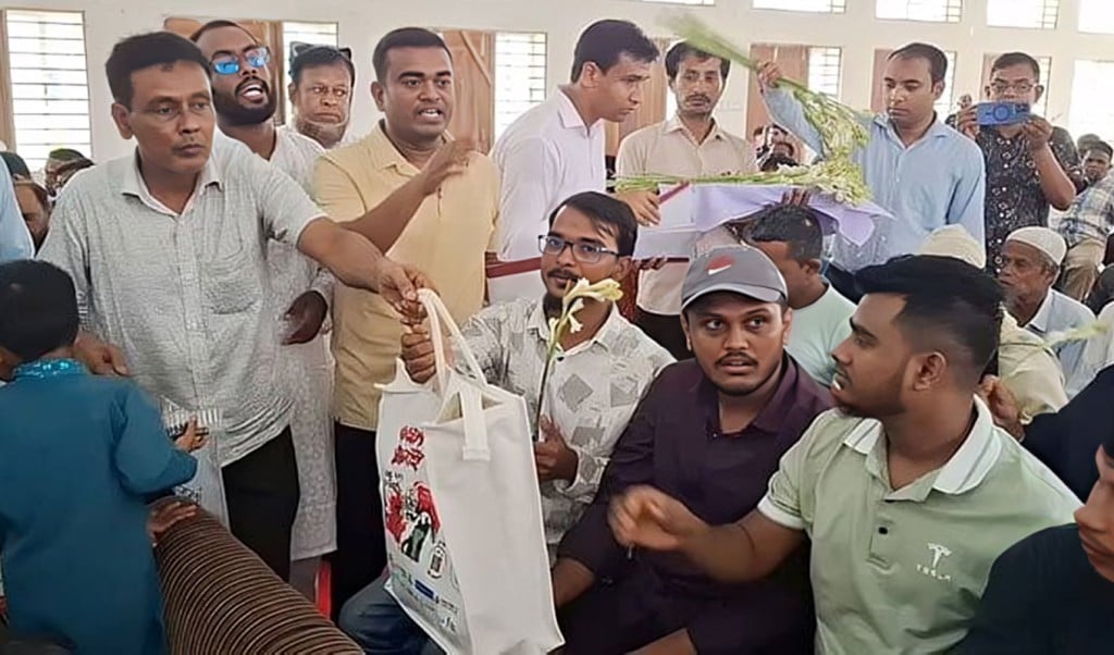 পিয়ন দিয়ে ফুল দিল আয়োজকরা 1754458964 জেলা প্রশাসনের অনুষ্ঠানে জুলাইযোদ্ধাদের পিয়ন দিয়ে ফুল দিল আয়োজকরা