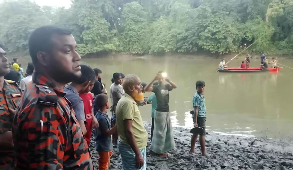 পুলিশ দেখে নদীতে ৩ যুবকের ঝাঁপ নিখোঁজ ১ 1756611059 পুলিশ দেখে নদীতে ৩ যুবকের ঝাঁপ, নিখোঁজ ১