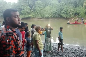 পুলিশ দেখে নদীতে ৩ যুবকের ঝাঁপ, নিখোঁজ ১