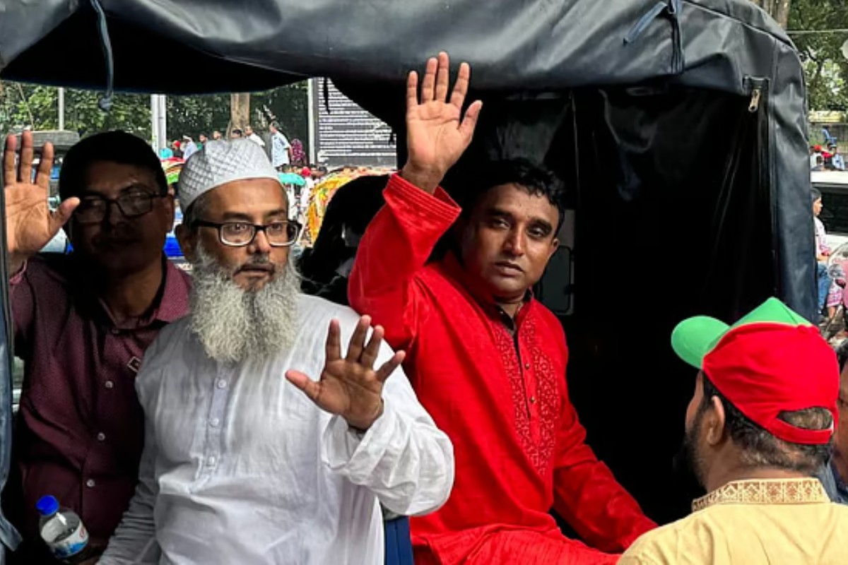 পুলিশের গাড়িতে স্মারকলিপি দিতে গেলেন শিক্ষক নেতারা