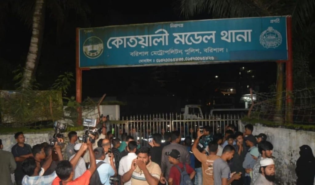 পুলিশের দাবি গ্রেপ্তার সুহান ছাত্রলীগ নেতা 1755668130 পুলিশের দাবি গ্রেপ্তার সুহান ছাত্রলীগ নেতা, থানা ঘেরাও করে বিক্ষুব্ধ জনতা বলছে 'সমন্বয়ক'