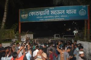 পুলিশের দাবি গ্রেপ্তার সুহান ছাত্রলীগ নেতা, থানা ঘেরাও করে বিক্ষুব্ধ জনতা বলছে ‘সমন্বয়ক’