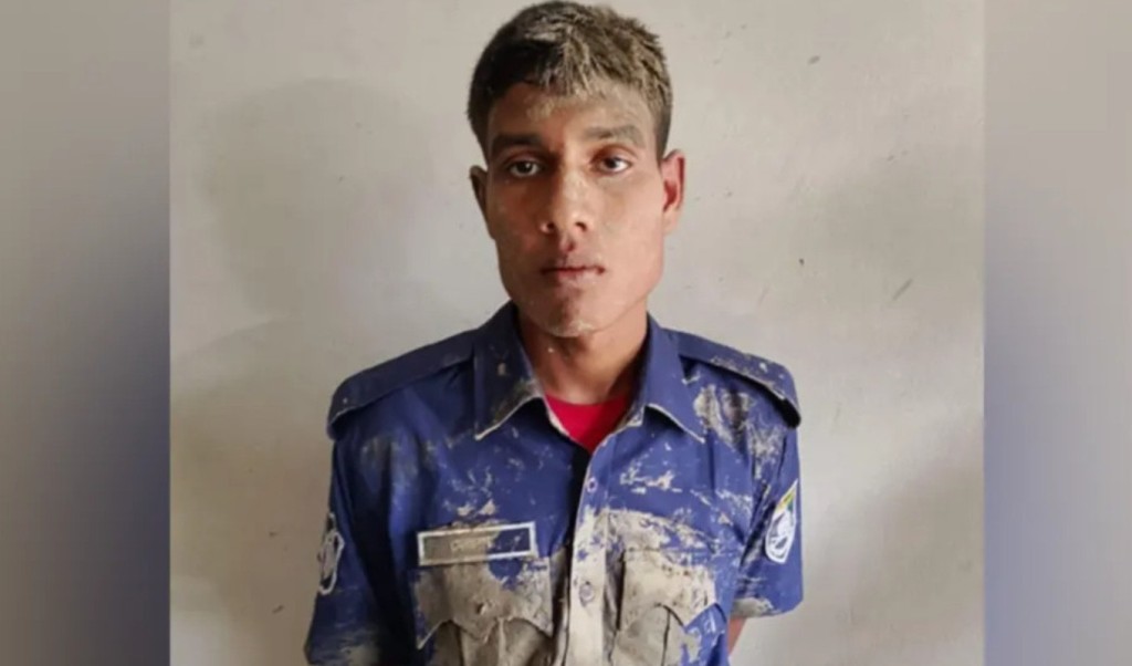 পুলিশের পোশাক পরে চাঁদা আদায় করতে গিয়ে ধরা, অতঃপর... 3 পুলিশের পোশাক পরে চাঁদা আদায় করতে গিয়ে ধরা অতঃপর 1755522950 পুলিশের পোশাক পরে চাঁদা আদায় করতে গিয়ে ধরা, অতঃপর...