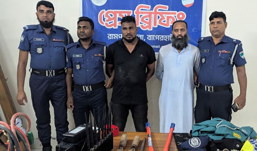 পুলিশের পোশাকে ডাকাতি ডাকাত দলের প্রধানসহ আটক ২ 1756524981 পুলিশের পোশাকে ডাকাতি, ডাকাত দলের প্রধানসহ আটক ২