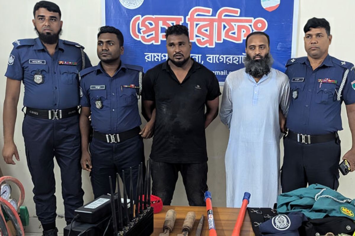 পুলিশের পোশাকে ডাকাতি, ডাকাত দলের প্রধানসহ আটক ২