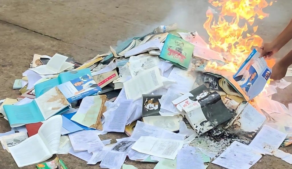 পোড়ানো হলো বঙ্গবন্ধু ও শেখ হাসিনা সংশ্লিষ্ট গবেষণামূলক ইতিহাসভিত্তিক চার শতাধিক বই 1755570912 পোড়ানো হলো বঙ্গবন্ধু ও শেখ হাসিনা সংশ্লিষ্ট গবেষণামূলক-ইতিহাসভিত্তিক চার শতাধিক বই