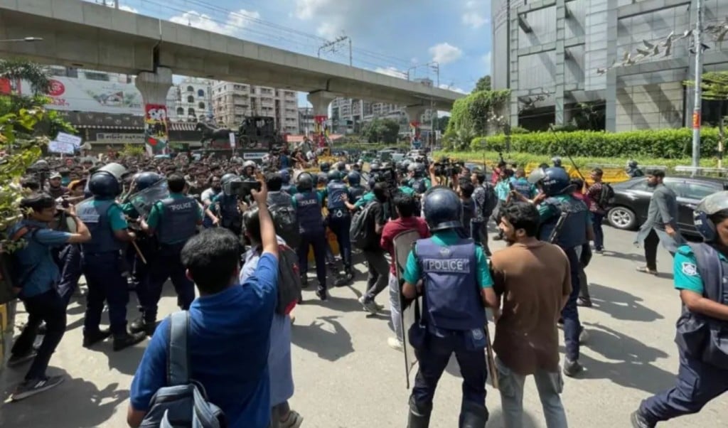 প্রকৌশল শিক্ষার্থীদের সংঘর্ষ 1756282322 যমুনা অভিমুখে প্রকৌশল শিক্ষার্থীরা, পুলিশের লাঠিচার্জ ও টিয়ারশেল নিক্ষেপ