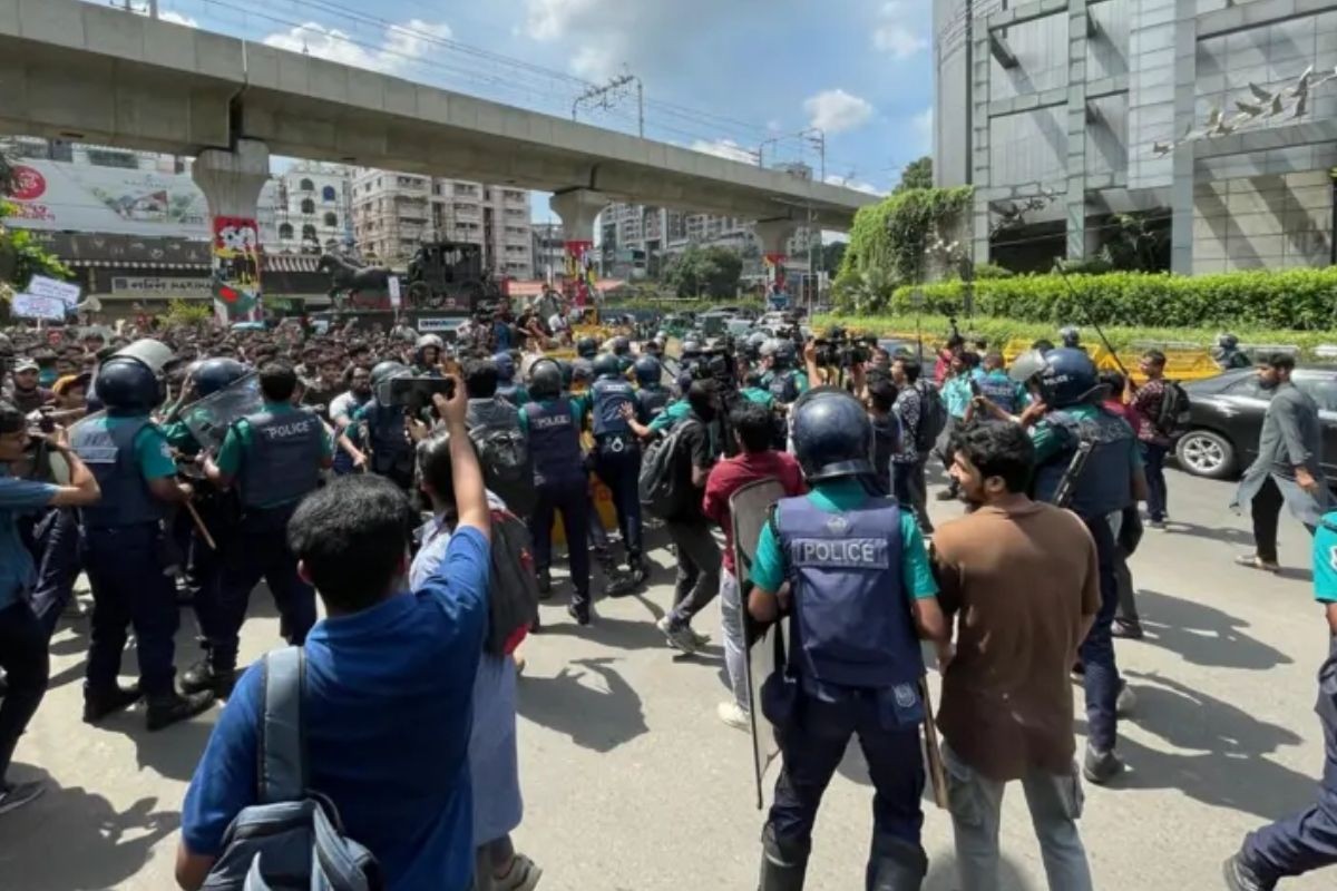যমুনা অভিমুখে প্রকৌশল শিক্ষার্থীরা, পুলিশের লাঠিচার্জ ও টিয়ারশেল নিক্ষেপ