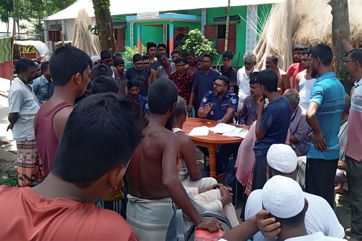 পাশেরবাড়িতে নতুন অটোরিকশা দেখতে গিয়ে বিদ্যুৎস্পৃষ্টে নারীর মৃত্যু