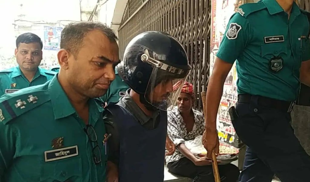 প্রাইভেটকারে চরে আদালতে সেই অপু ৪ দিনের রিমান্ড 1754132997 প্রাইভেটকারে চড়ে আদালতে সেই অপু, ৪ দিনের রিমান্ড