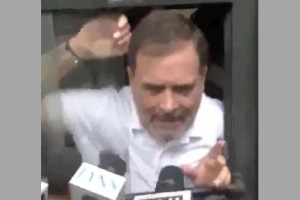 পদযাত্রার সময় রাহুল ও প্রিয়াংকা গান্ধীকে আটক করলো দিল্লি পুলিশ